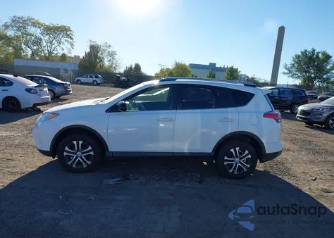 2016 Toyota Rav4 Le z USA, uszkodzony, nr VIN JTMBFREV0GJ073129
